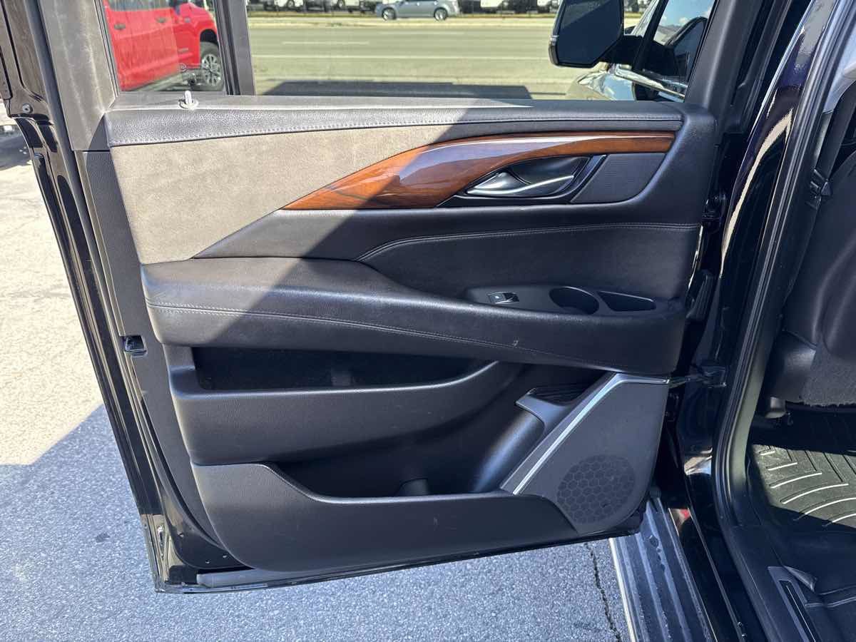 Used 2019 Cadillac Escalade ESV Premium Luxury AWD/4WD image 14