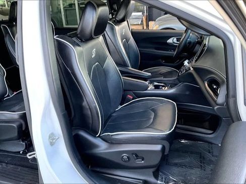 Used 2023 Chrysler Pacifica Limited w/ Uconnect Theater Family Group FWD image 6