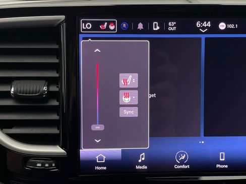 Used 2024 Chrysler Pacifica Touring-L FWD image 5