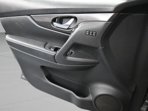 Used 2019 Nissan Rogue SV w/ Premium Package FWD image 32