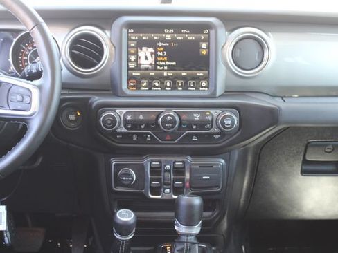 Used 2022 Jeep Wrangler Unlimited Sahara w/ Cold Weather Group AWD/4WD image 16