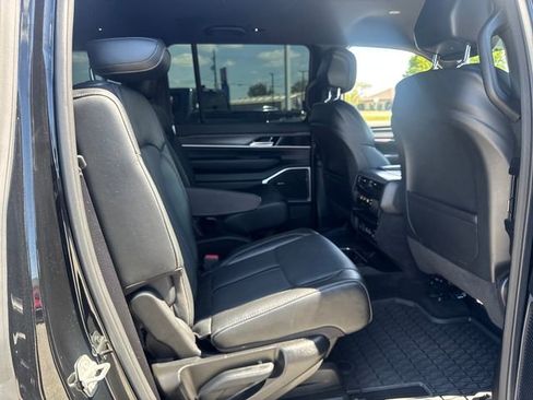 Used 2023 Jeep Wagoneer Series II w/ Flexible Seating Group AWD/4WD image 15