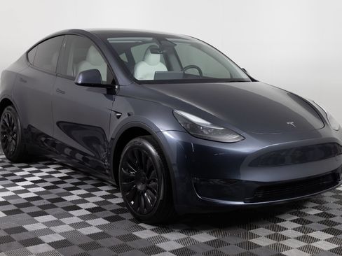 Used 2024 Tesla Model Y Long Range AWD/4WD image 10