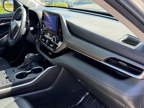 Used 2023 Toyota Highlander XLE FWD image 20