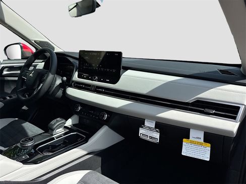 New 2025 Mitsubishi Outlander SE image 32