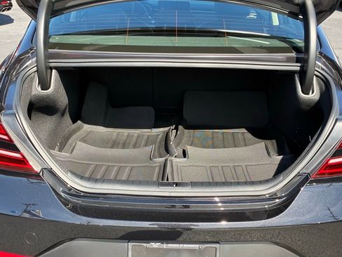 Used 2025 Genesis G70 2.5T image 12