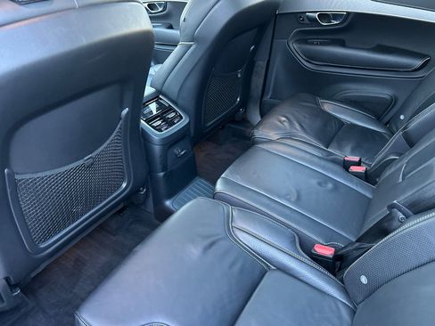 Used 2022 Volvo XC90 T8 R-Design image 4