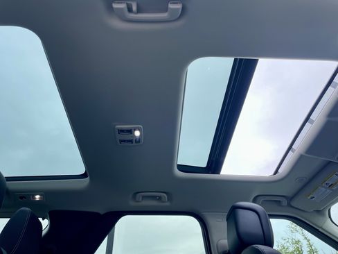 Certified 2024 Land Rover Discovery S image 17