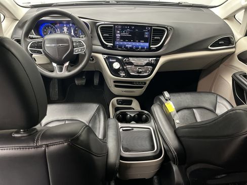 Used 2024 Chrysler Pacifica Touring-L image 4