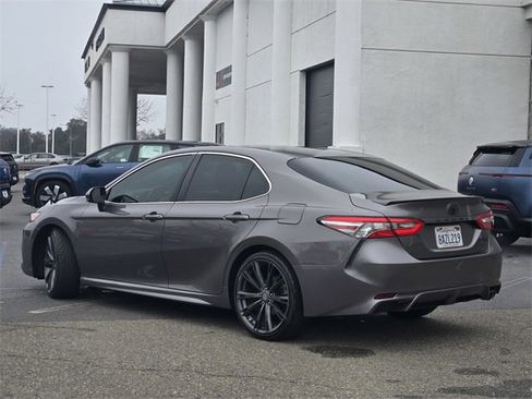 Used 2018 Toyota Camry LE image 6