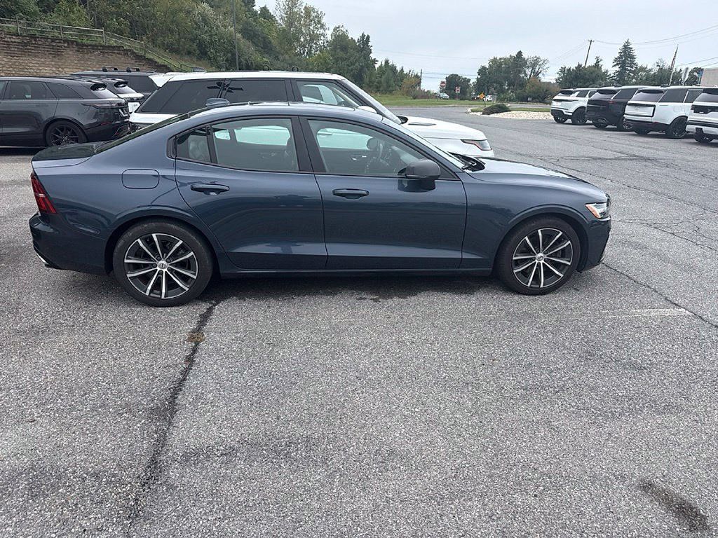 Used 2022 Volvo S60 B5 Momentum w/ Premium Package FWD image 9