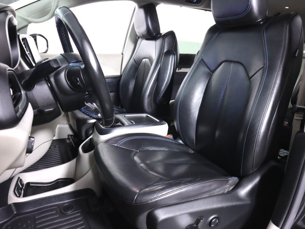 Used 2021 Chrysler Pacifica Touring-L FWD image 30