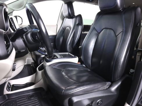 Used 2021 Chrysler Pacifica Touring-L FWD image 30