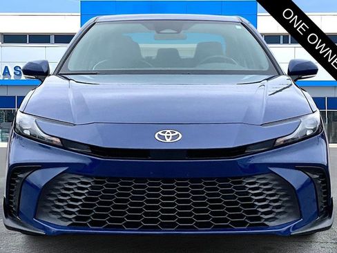 Used 2025 Toyota Camry SE image 2