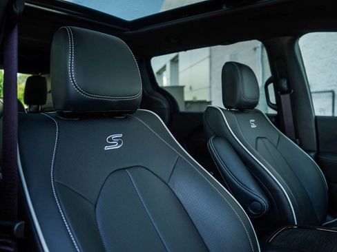 New 2026 Chrysler Pacifica Limited AWD/4WD image 12