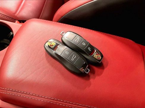 Used 2025 Porsche Macan AWD/4WD image 37