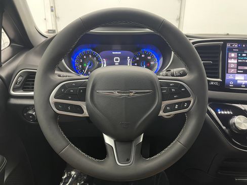 Used 2025 Chrysler Pacifica Select FWD image 17