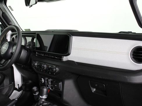 Used 2024 Jeep Wrangler Unlimited image 22