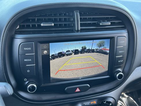 Certified 2025 Kia Soul LX w/ LX Technology Package FWD image 28