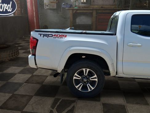 Used 2019 Toyota Tacoma TRD Sport AWD/4WD image 8