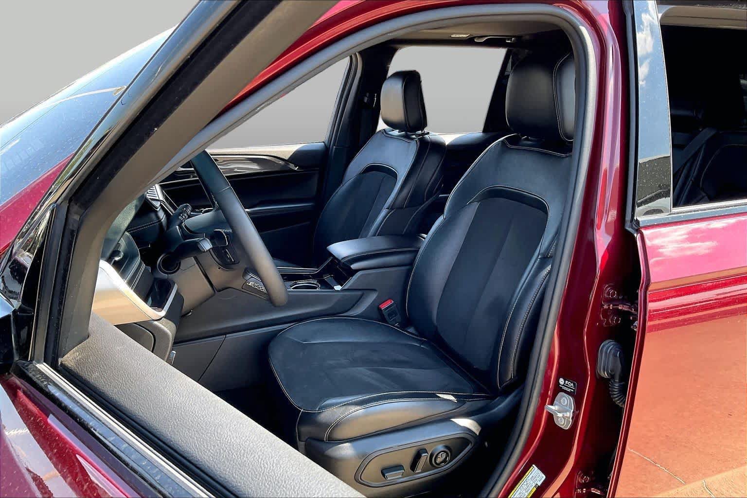 Used 2023 Jeep Grand Cherokee Altitude AWD/4WD image 8