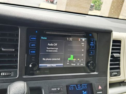 Used 2016 Toyota Sienna LE FWD image 26