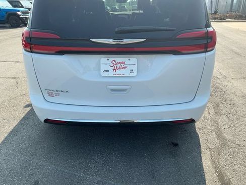 Used 2022 Chrysler Pacifica Touring-L FWD image 15