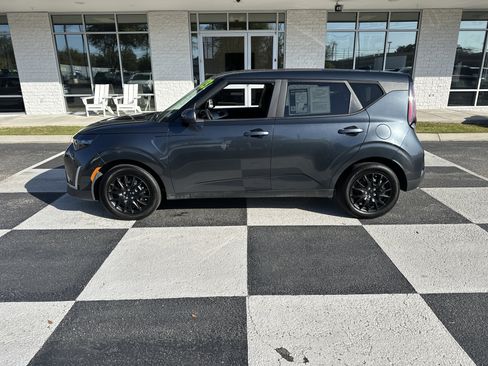 Used 2023 Kia Soul LX image 1
