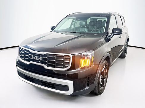 Used 2025 Kia Telluride S FWD image 3