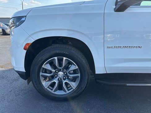 Used 2022 Chevrolet Suburban LT w/ Luxury Package image 32