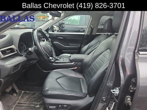 Used 2021 Toyota Highlander XLE AWD/4WD image 3
