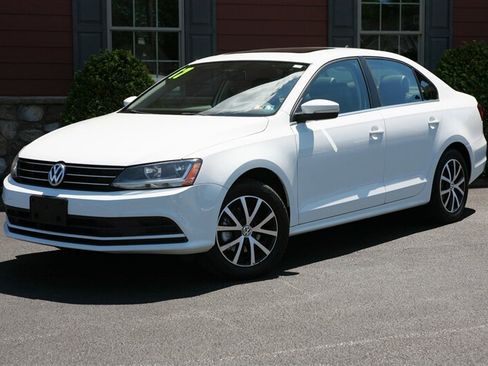 Used 2017 Volkswagen Jetta SE FWD image 1