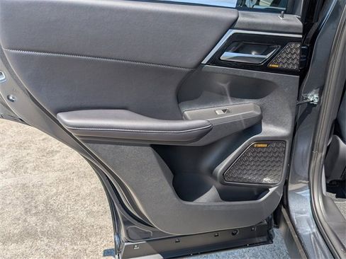 New 2025 Mitsubishi Outlander SE image 24