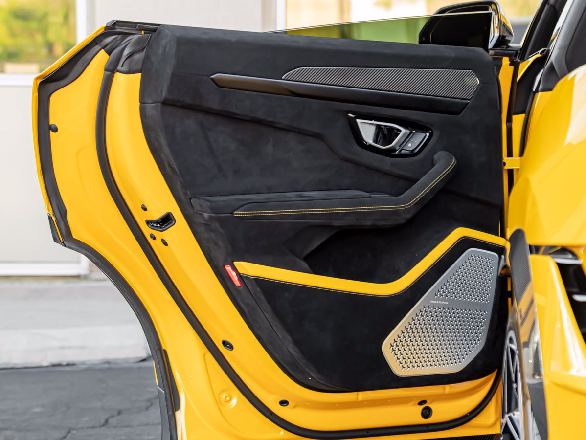 Used 2024 Lamborghini Urus Performante AWD/4WD image 32
