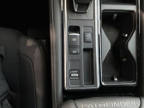 Used 2025 Nissan Pathfinder SV FWD image 21