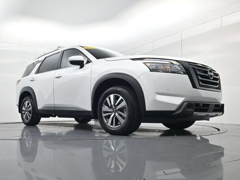 Used 2025 Nissan Pathfinder SL w/ Black Appearance Package AWD/4WD image 53