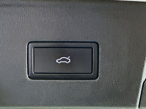 Used 2025 Volkswagen Atlas SE image 29