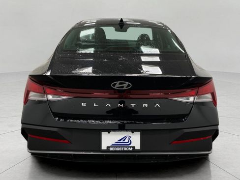 New 2026 Hyundai Elantra SE image 4