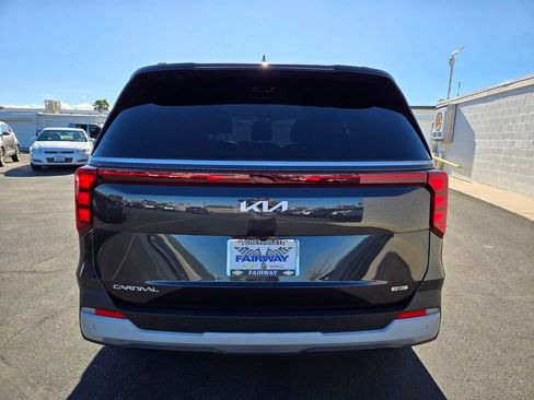 Used 2025 Kia Carnival EX image 5