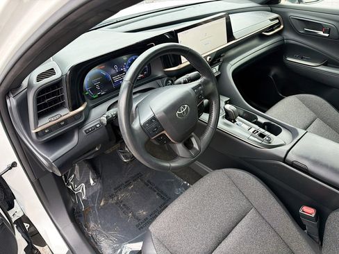 Used 2023 Toyota Crown Limited image 24
