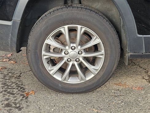 Certified 2021 Jeep Cherokee Latitude Lux w/ Sun & Sound Group image 9