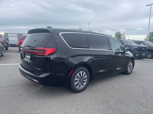 Used 2023 Chrysler Pacifica Touring-L FWD image 7