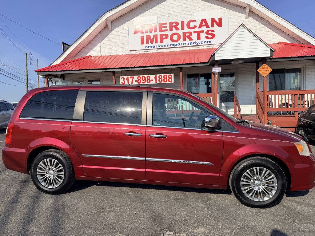 Used 2013 Chrysler Town & Country Touring-L w/ Driver Convenience Group FWD image 1