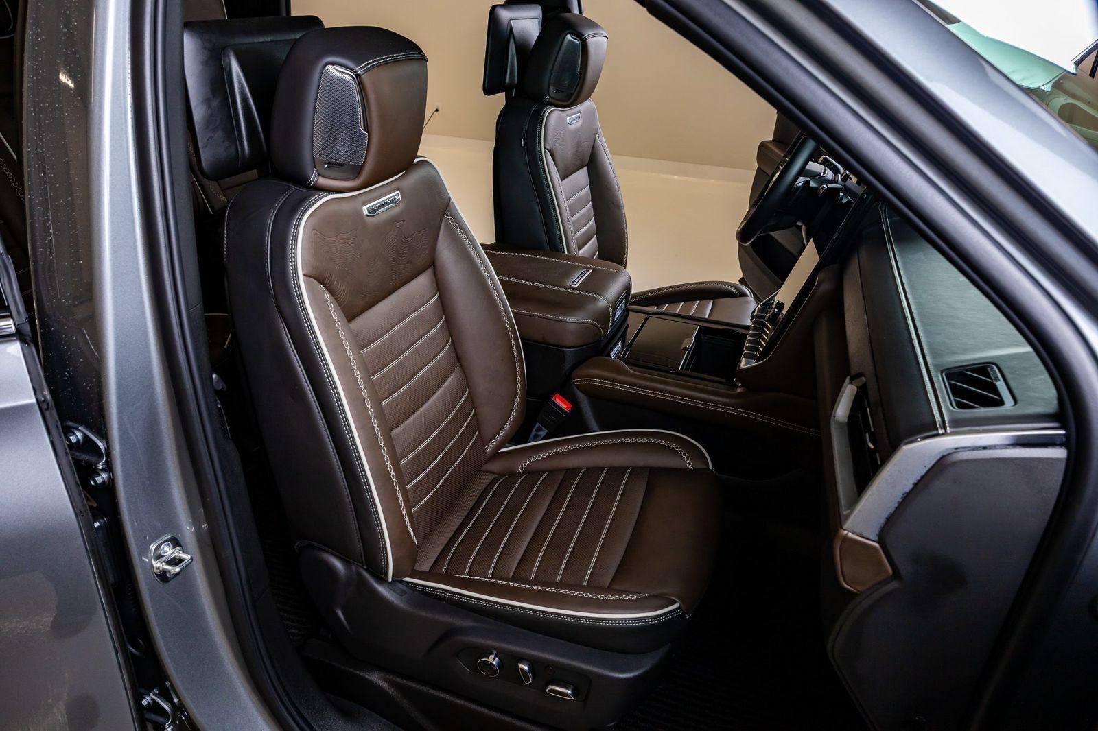 Used 2026 GMC Yukon Denali Ultimate w/ LPO, Floor Liner Package AWD/4WD image 32