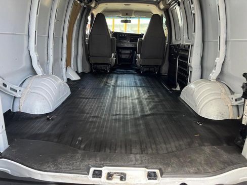 Used 2018 Chevrolet Express 2500 RWD image 9