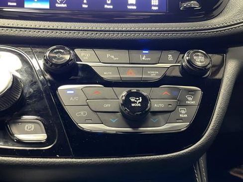 Used 2023 Chrysler Pacifica Limited w/ Uconnect Theater Family Group FWD image 18