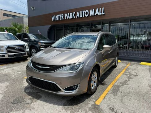 Used 2017 Chrysler Pacifica Touring-L Plus FWD image 1