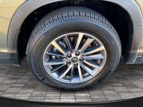 Used 2019 Toyota Highlander XLE image 9
