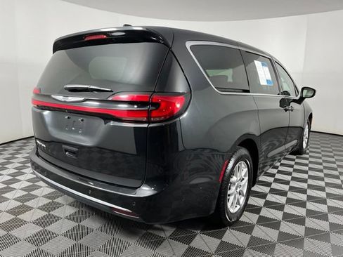 Used 2023 Chrysler Pacifica Touring-L FWD image 11