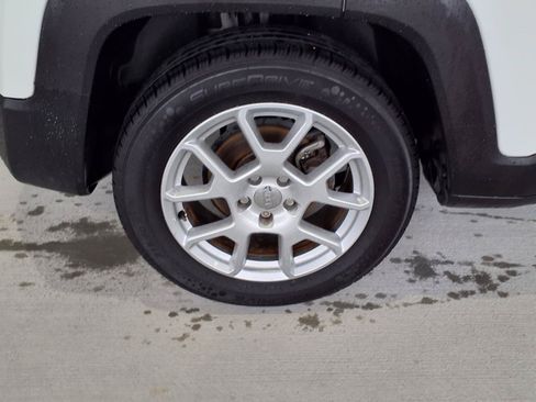Used 2021 Jeep Renegade Latitude FWD image 28